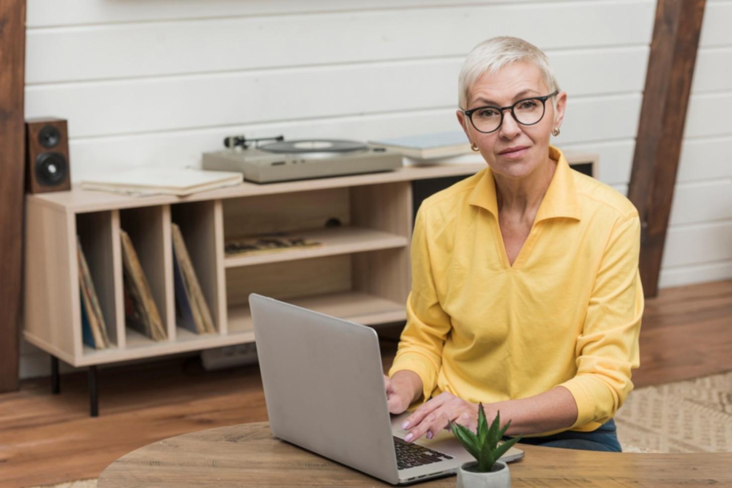 Organisation de documents financiers sur un bureau