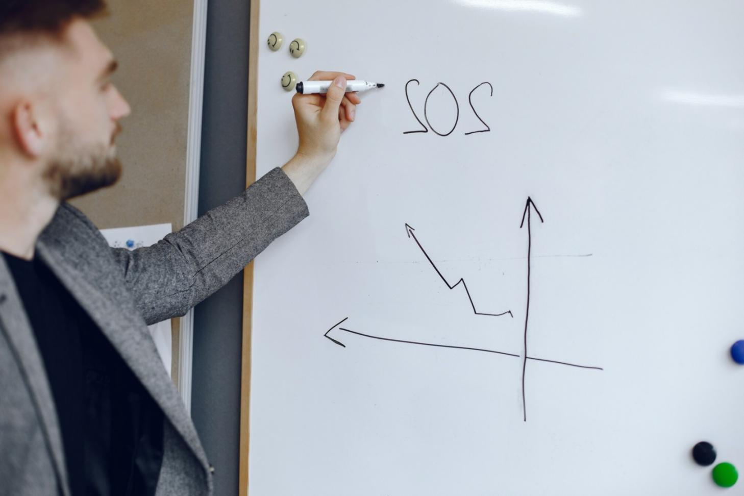 Personne utilisant une calculatrice pour établir son budget