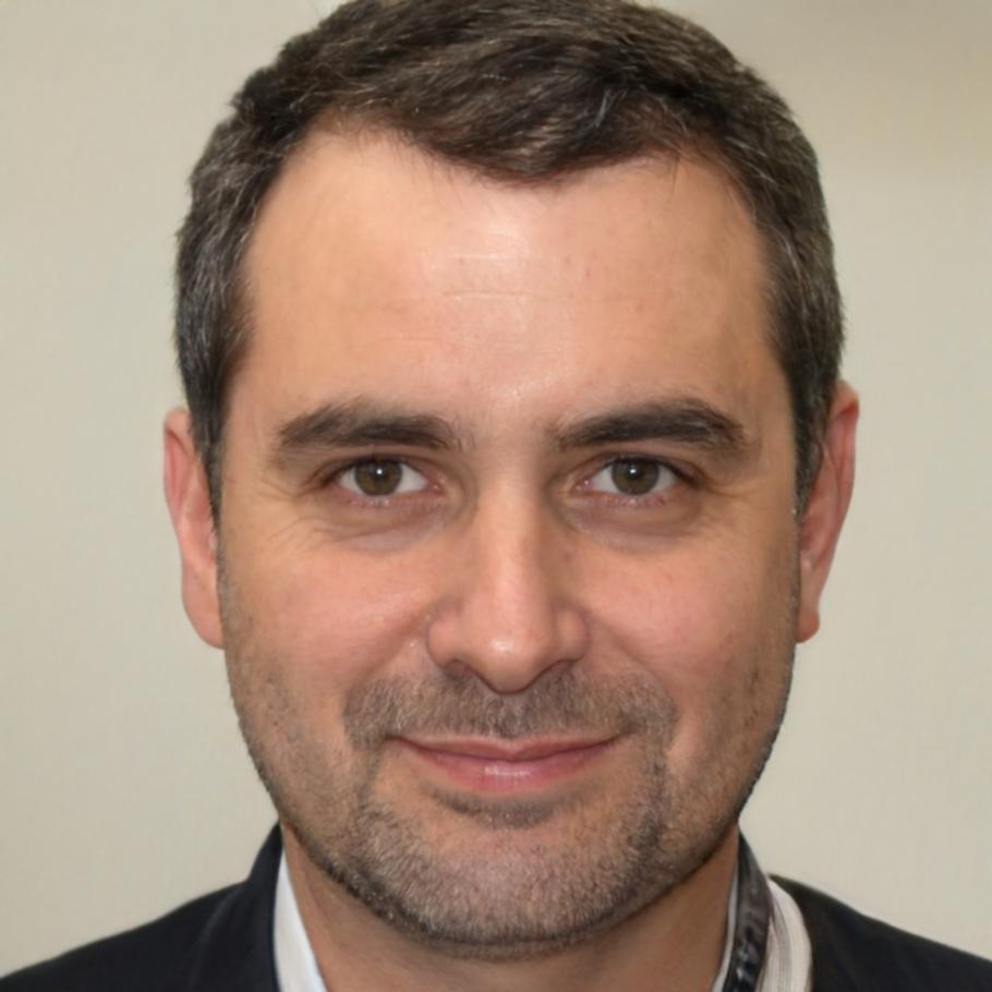 Portrait de Marc Roussel, analyste financier spécialisé dans les tendances économiques familiales